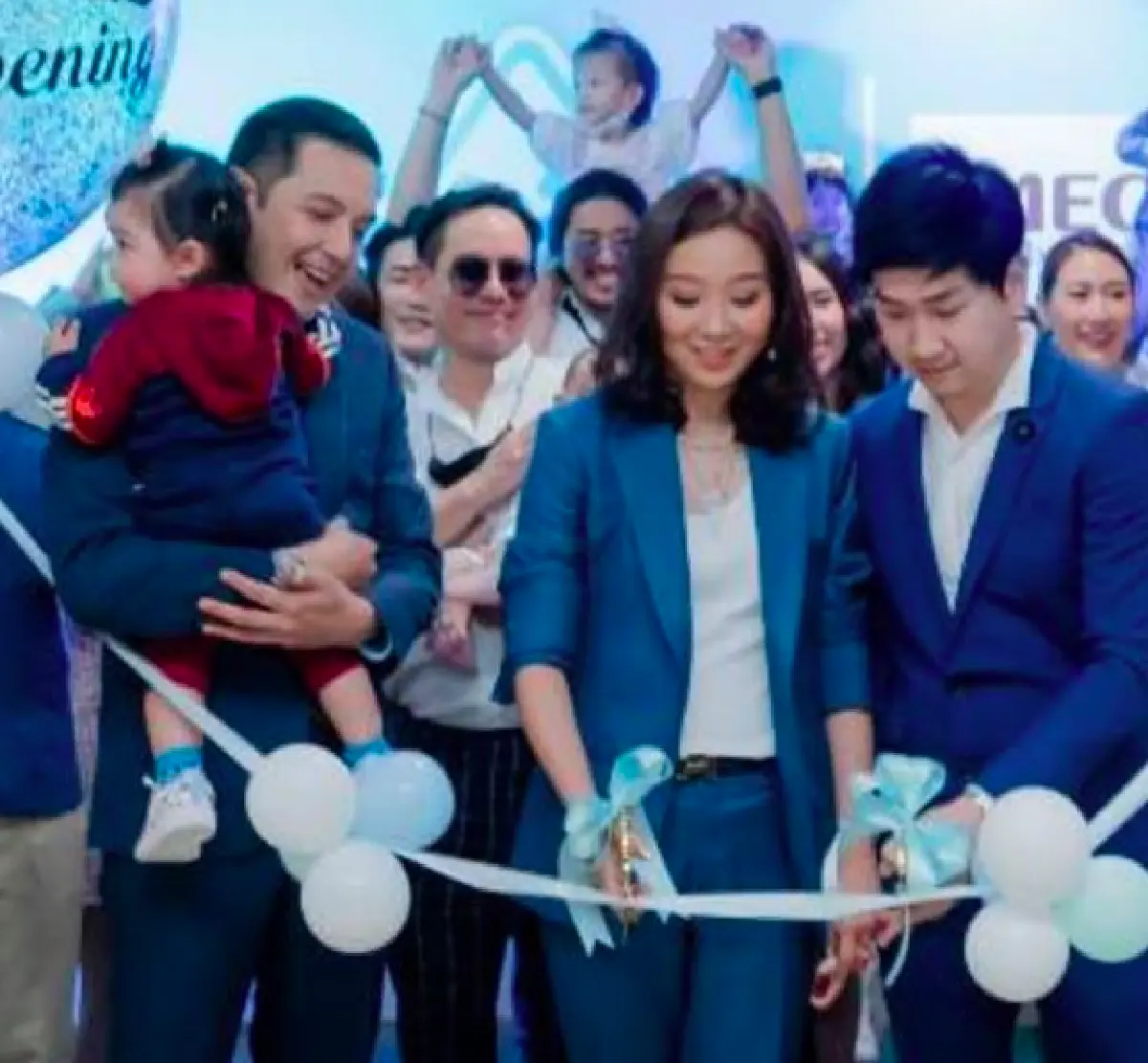  “ติ๊ก” สุดแฮปปี้! คอมเมนต์รูป “หนุ่ม ศรราม” อุ้ม “น้องวีจิ” ออกงาน พร้อมใส่รองเท้าที่ซื้อให้ออกงาน