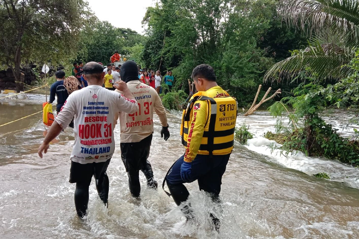ญาตินำร่างทรงช่วยตามหาเด็กม.2ถูกกระแสน้ำพัดจมหาย