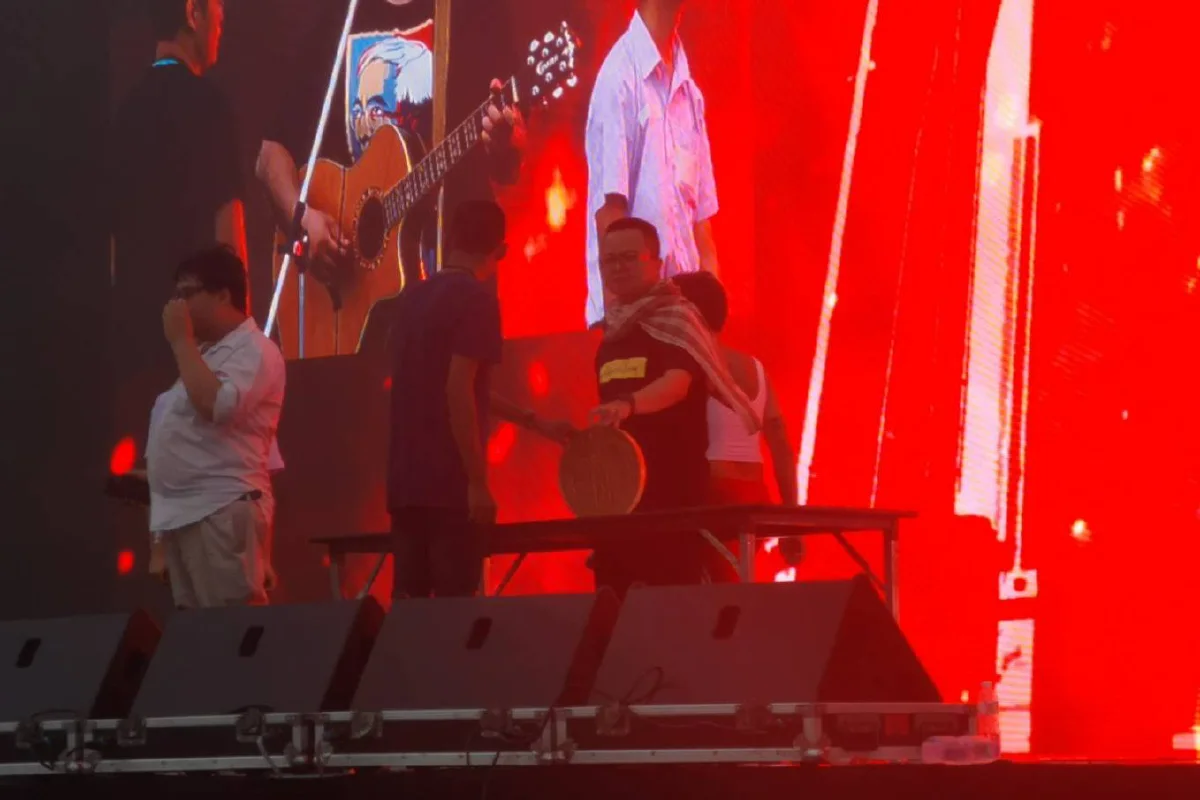 ม็อบเจาะพื้นสนามหลวงปักหมุดคณะราษฎรหมุดที่2