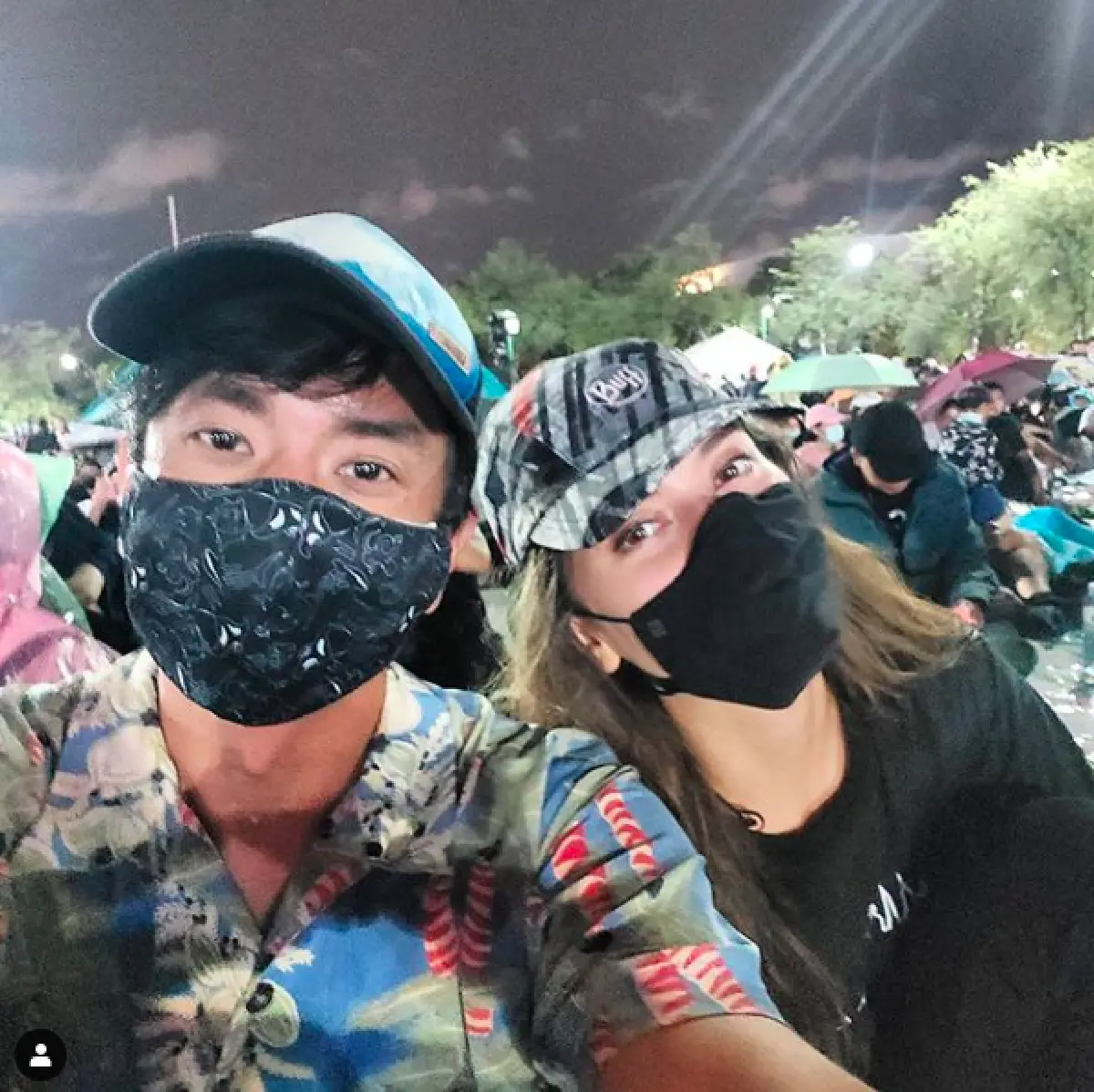 “สิงห์ วรรณสิงห์-มารีญา” ควงแขนร่วมชุมนุมในม็อบ ทำแฟนคลับลุ้นหนักมาก