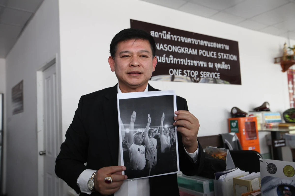 "สิระ"แจ้งความเอาผิด 3 ส.ส.ร่วมเวทีม็อบชูสามนิ้ว