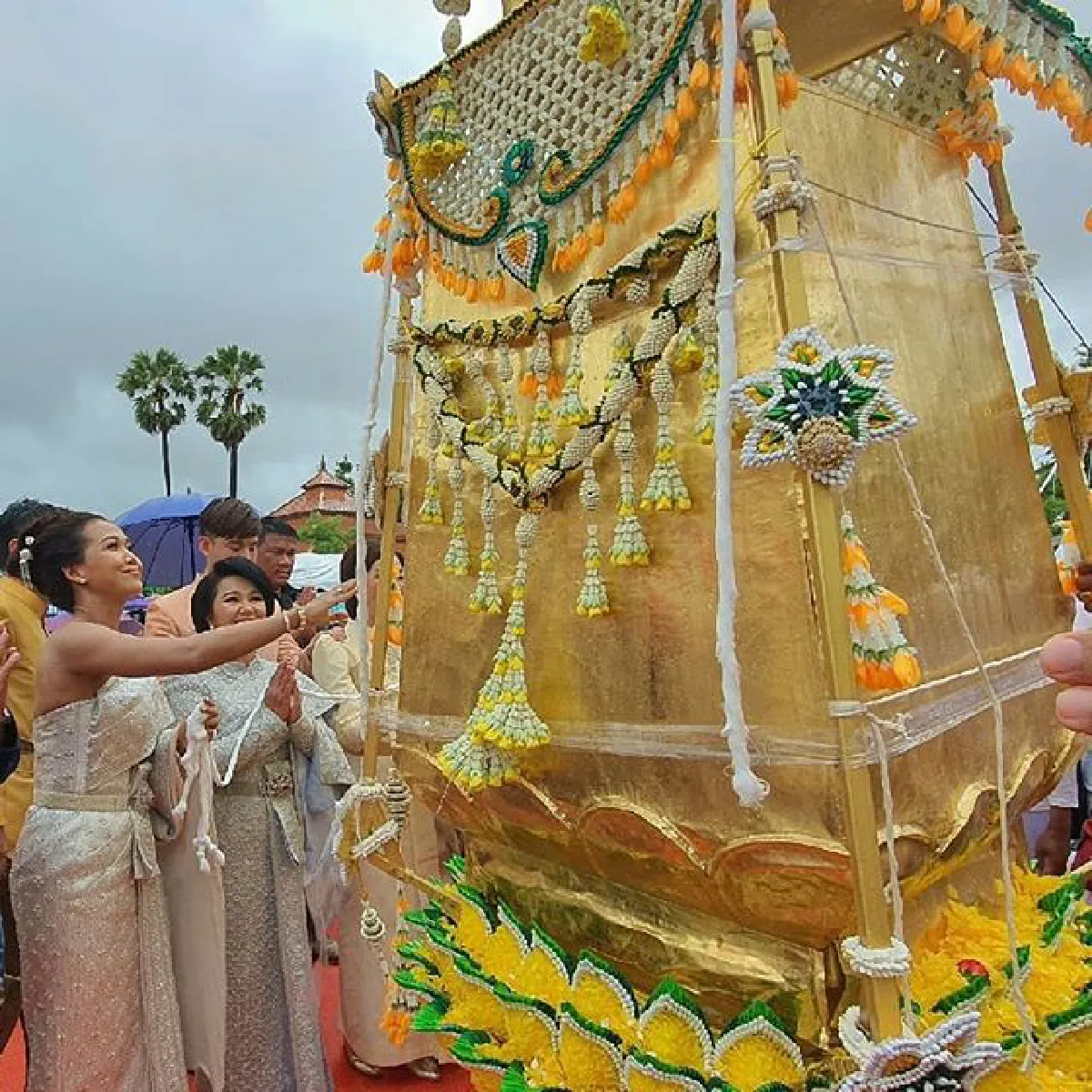 กาละแมร์ แต่งชุดไทยสวยจัดเต็ม ถวายทองหุ้มปลียอดส่วนฐานพระธาตุพนม
