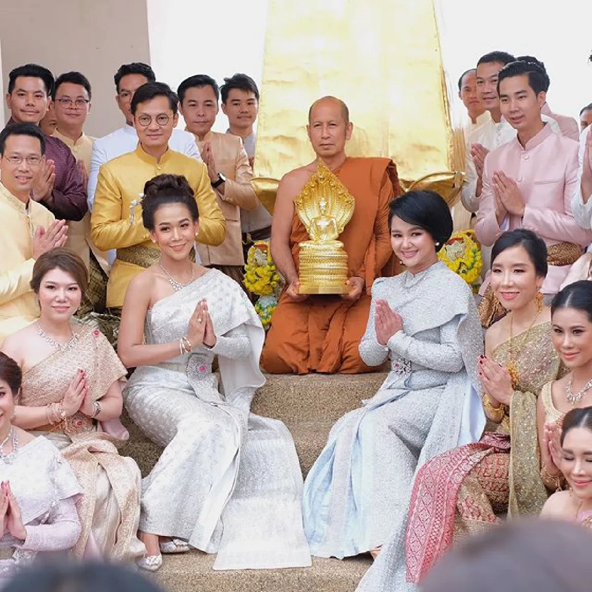 กาละแมร์ แต่งชุดไทยสวยจัดเต็ม ถวายทองหุ้มปลียอดส่วนฐานพระธาตุพนม