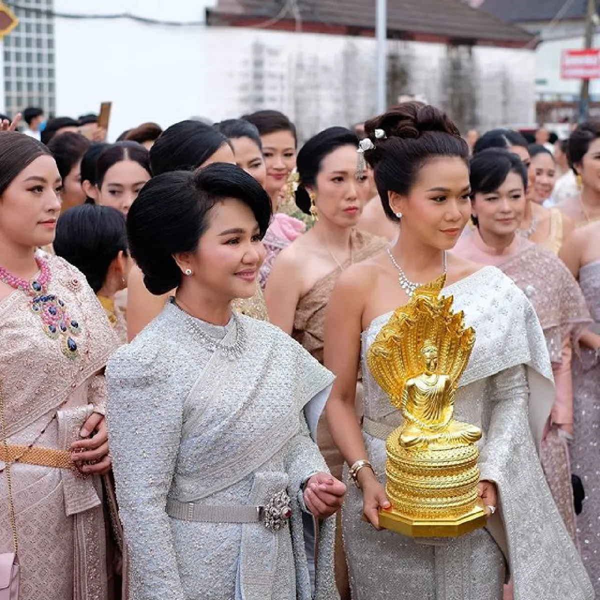 กาละแมร์ แต่งชุดไทยสวยจัดเต็ม ถวายทองหุ้มปลียอดส่วนฐานพระธาตุพนม