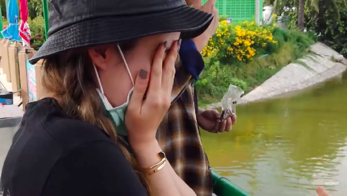 "มาร์กี้" ทำแหวนแต่งงานตกบึงฉวากขณะให้อาหารปลา ทำเอา "ป๊อก" ถึงกับช็อก