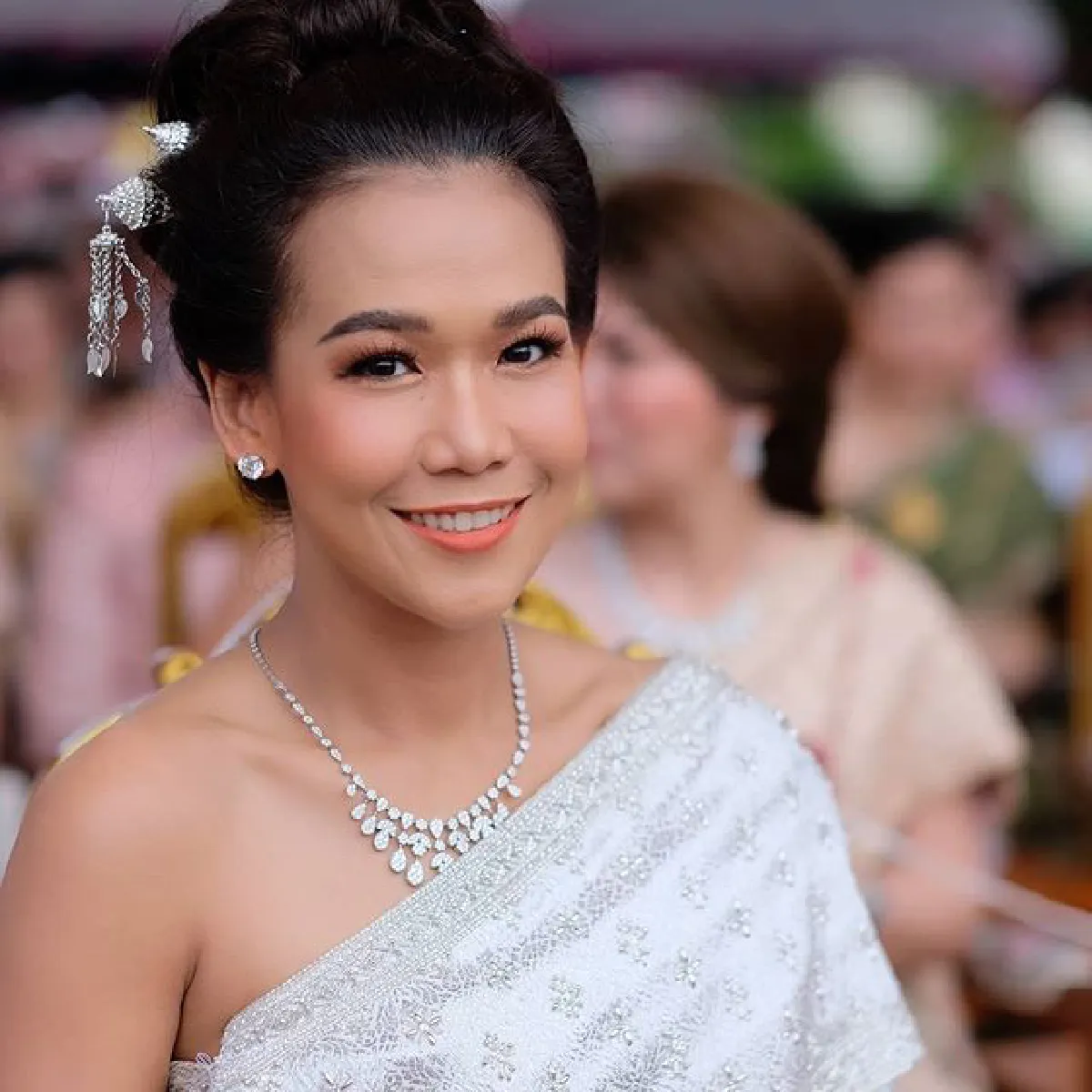 กาละแมร์ แต่งชุดไทยสวยจัดเต็ม ถวายทองหุ้มปลียอดส่วนฐานพระธาตุพนม