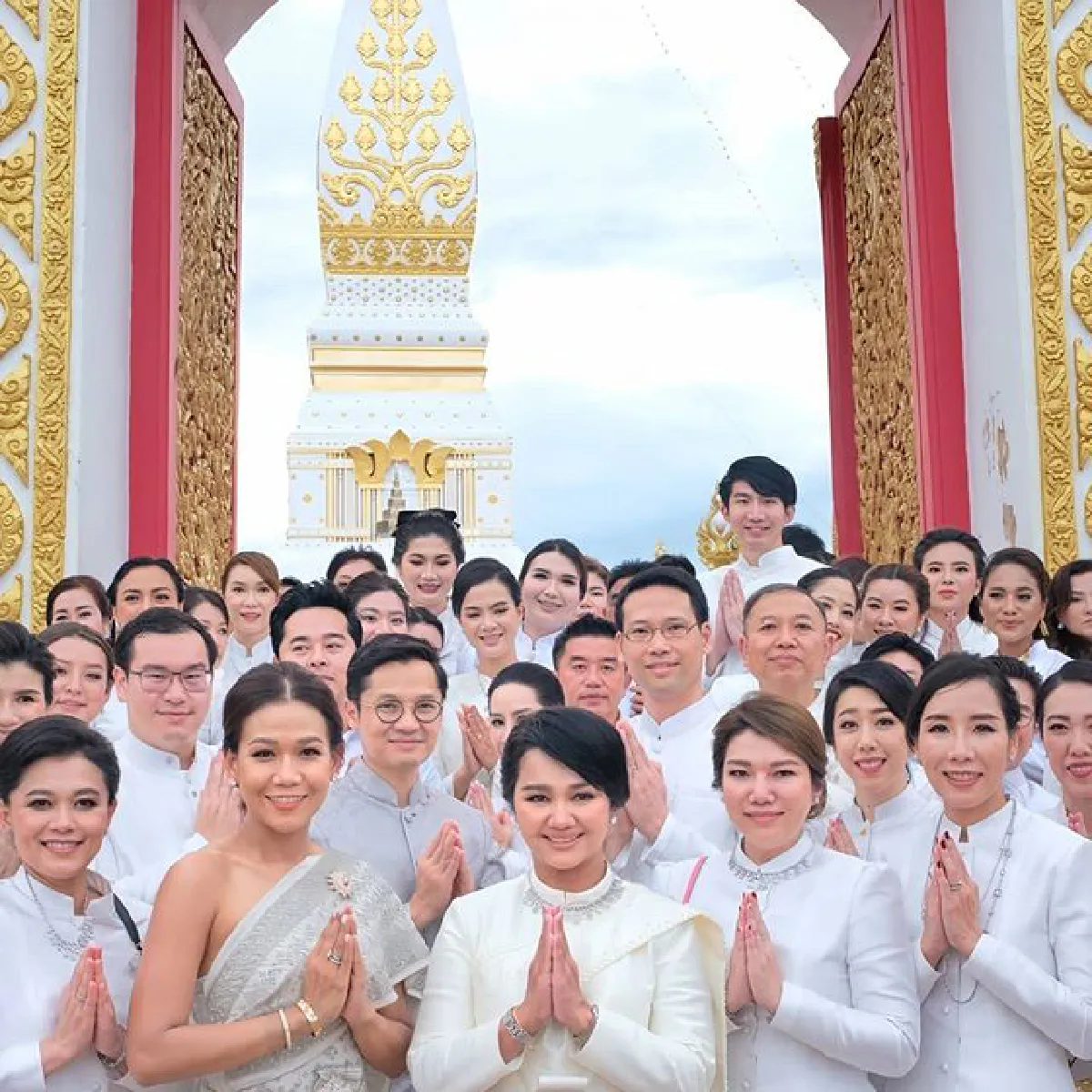 กาละแมร์ แต่งชุดไทยสวยจัดเต็ม ถวายทองหุ้มปลียอดส่วนฐานพระธาตุพนม