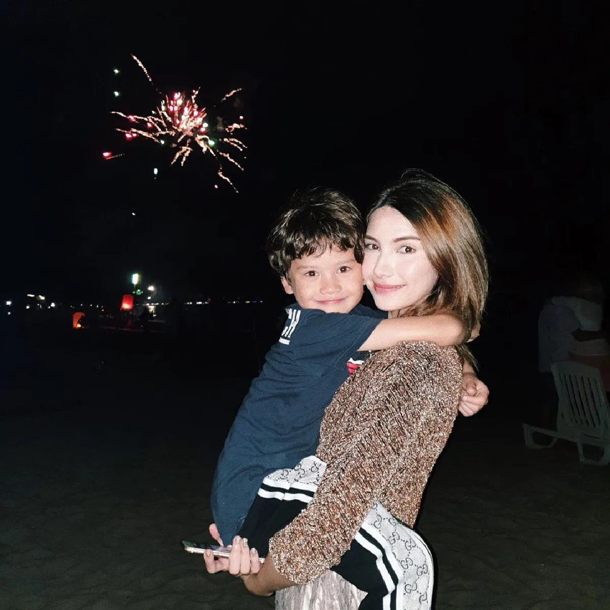 ซาร่า โพสต์รูปคู่ลูกชาย น้องแม็กซ์เวลล์ เชื่อและยังมีหวังเพราะรักทนได้ทุกอย่าง 