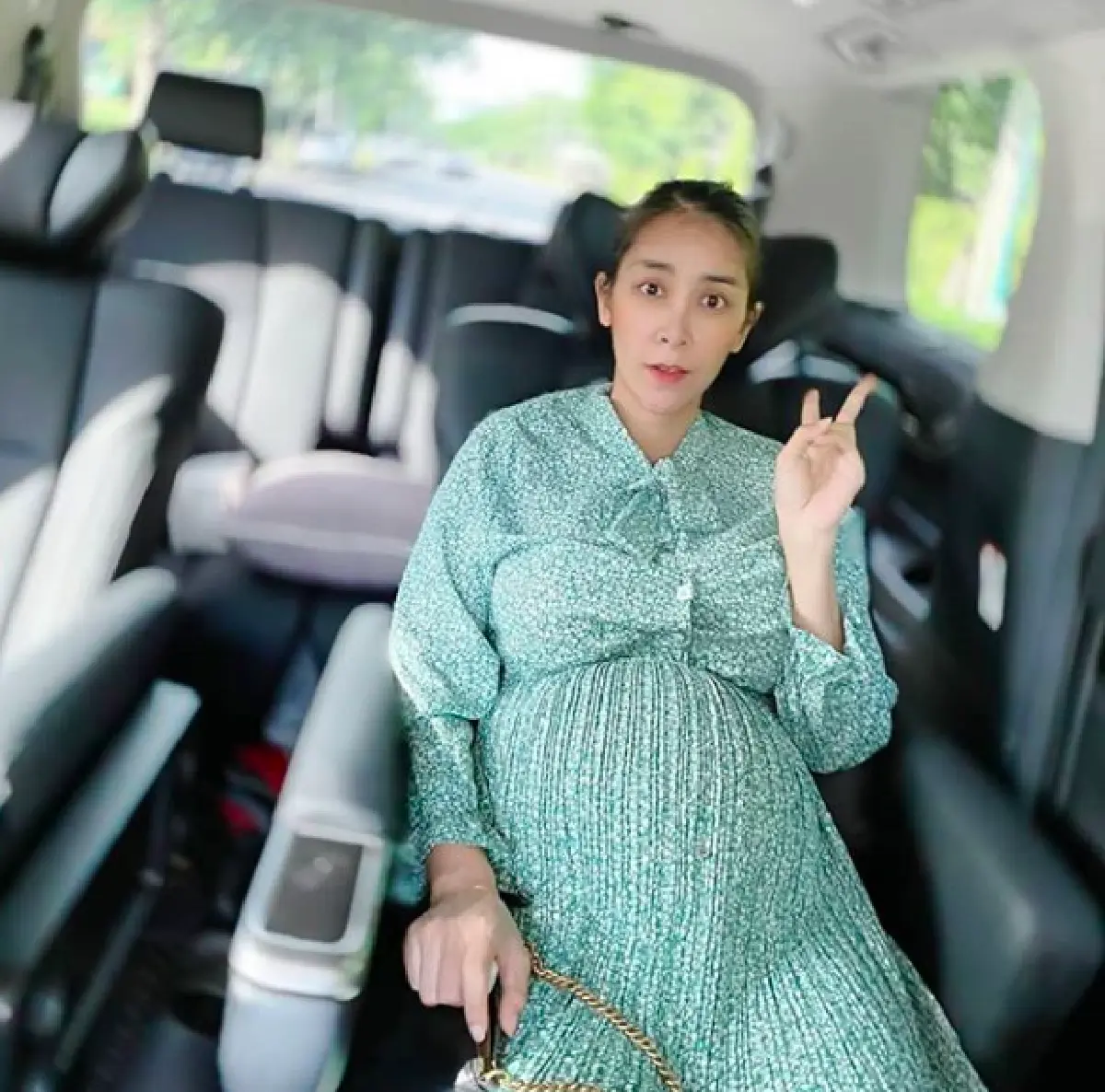 ฉันก็จบจากโรงเรียนวัด! “ใหม่ สุคนธวา” ซัด “ซาร่า คาซิงกินี” หลังเห็น 6 ข้อเรียกร้องถึง “ไมค์ พิรัชต์”