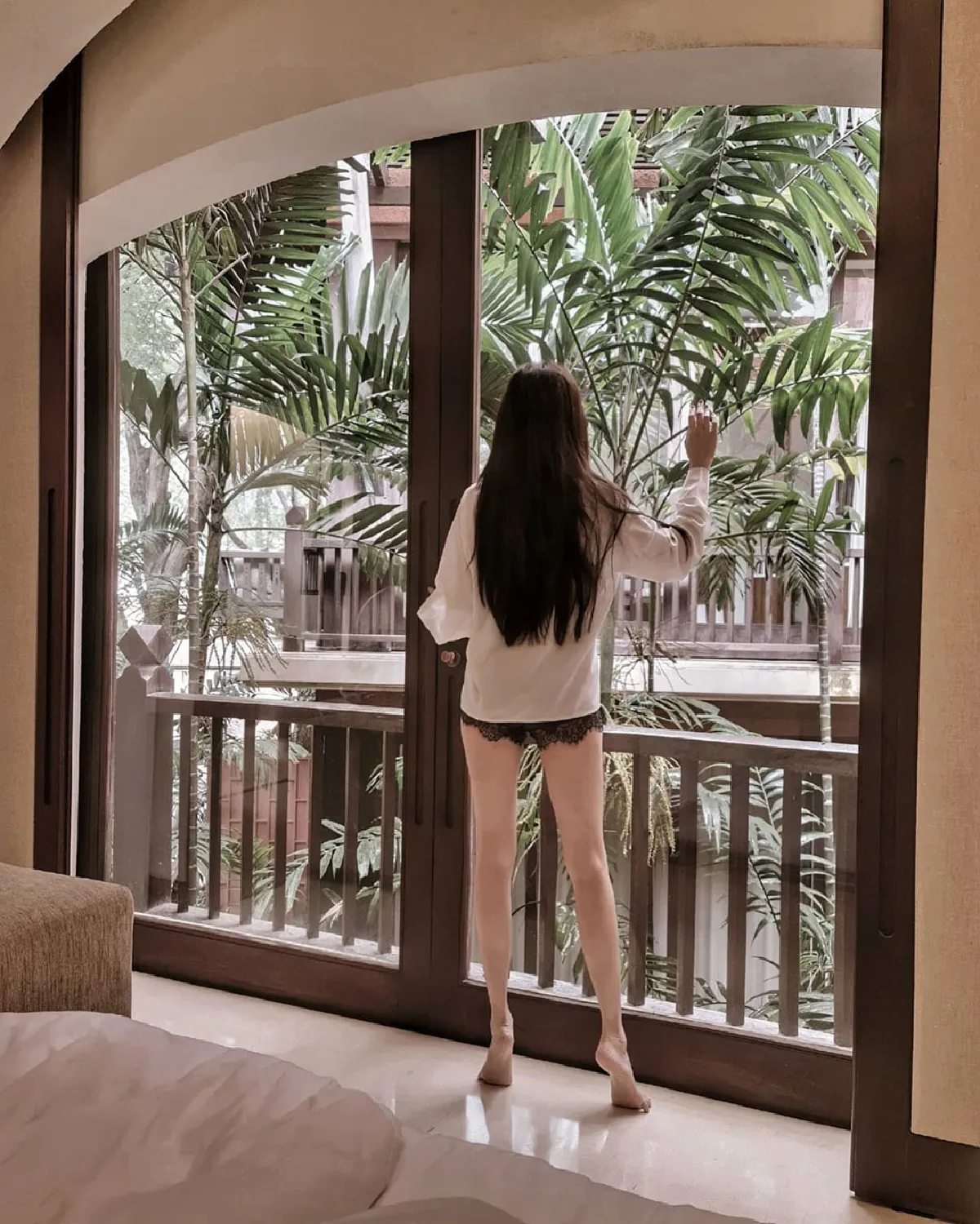 ไอซ์ ปรีชญา ตื่นนอนมาก็สวยเซ็กซี่ กับท่ายืดเส้นยืดสายบนเตียง