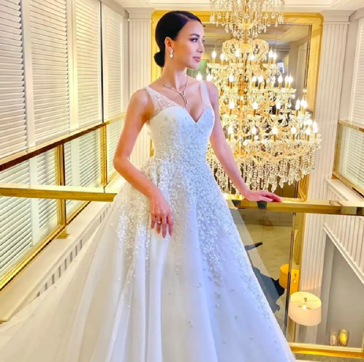 “รถเมล์ คะนึงนิจ” มากับชุดเจ้าสาว 3 ลุคสุดปัง สวยเริด เอาอยู่ทุกสไตล์ 