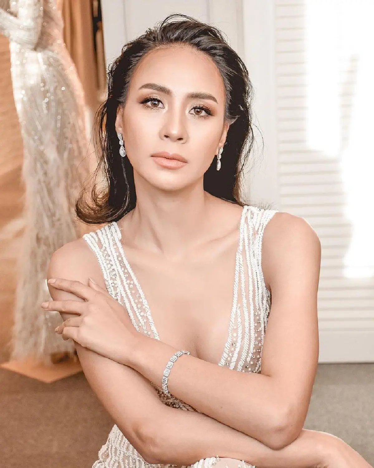 “รถเมล์ คะนึงนิจ” มากับชุดเจ้าสาว 3 ลุคสุดปัง สวยเริด เอาอยู่ทุกสไตล์ 