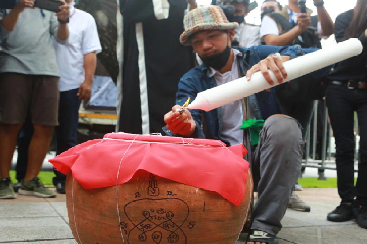 ม็อบปลดแอก ทำพิธี "จับ สว.ลงหม้อ"จี้ ผบ.เหล่าทัพ ทำหน้าที่ทหาร ลาออกจากส.ว.