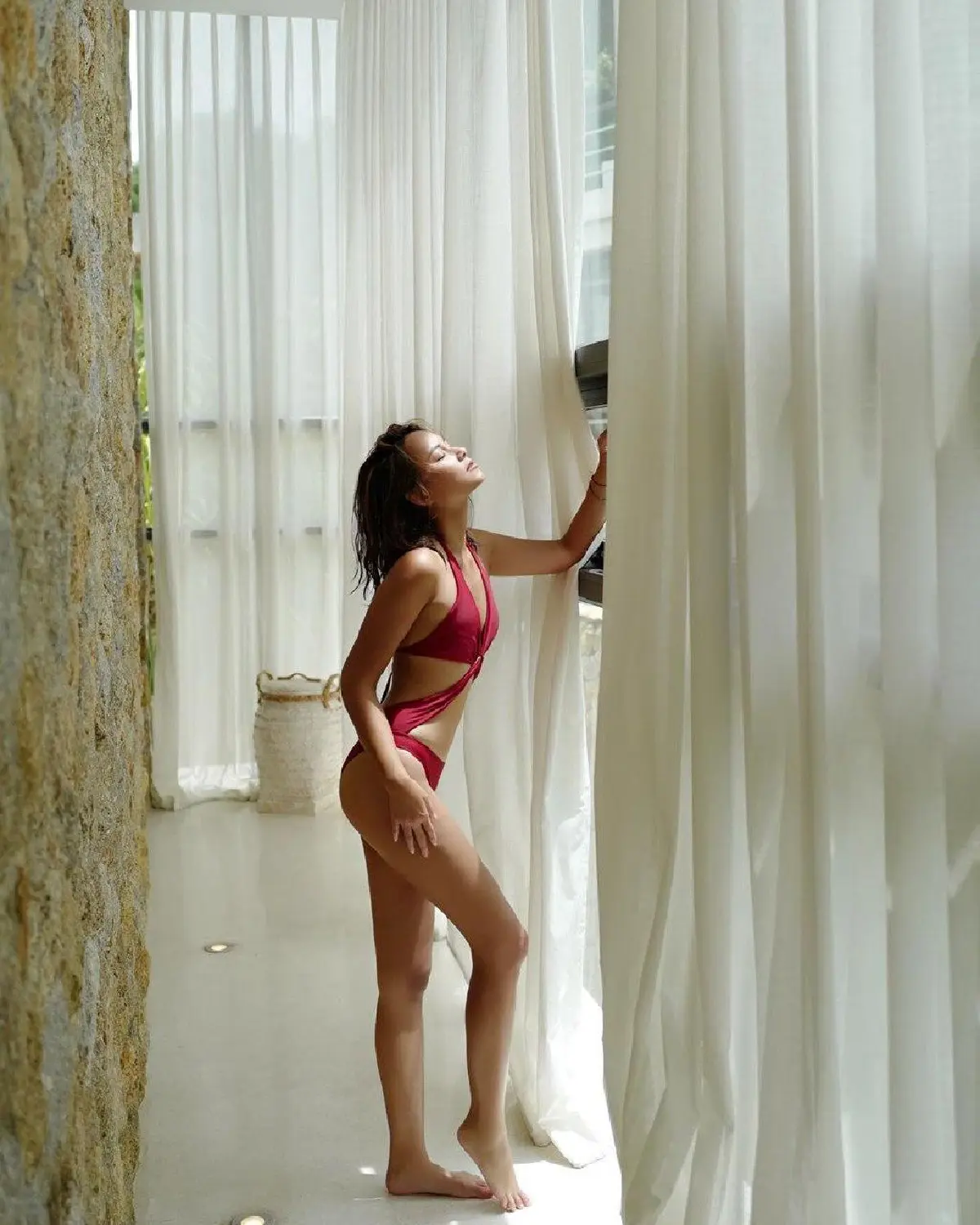 แซ่บสะท้าน! บี น้ำทิพย์ สลัดผ้าอวดหุ่นเซ็กซี่..โพสท่าปังสมกับเป็นนางแบบตัวแม่