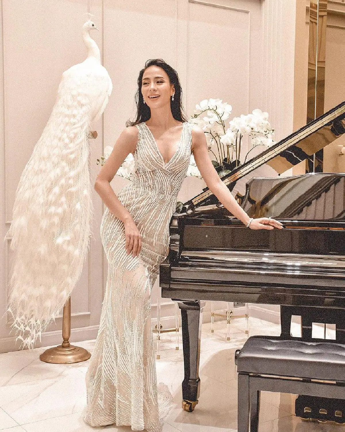 “รถเมล์ คะนึงนิจ” มากับชุดเจ้าสาว 3 ลุคสุดปัง สวยเริด เอาอยู่ทุกสไตล์ 