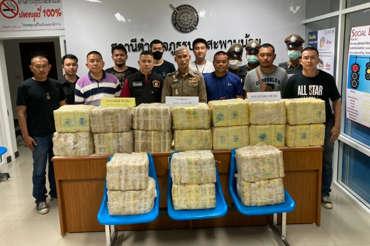 คนขับไหวตัวเจอตำรวจ! ทิ้งรถในปั๊มยึดยาบ้ากว่า2ล้านเม็ด