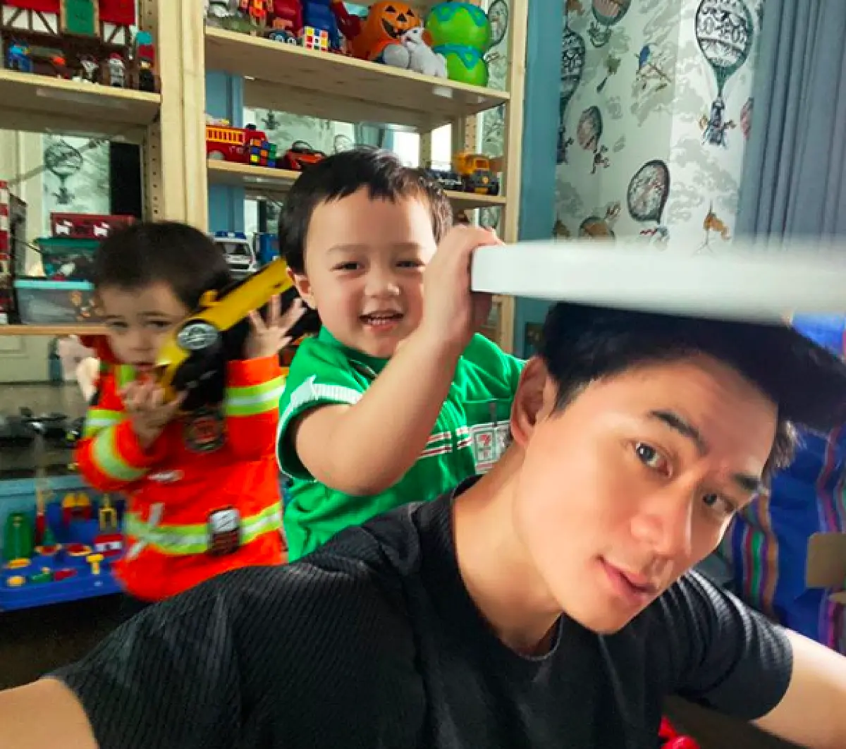 “น้องพายุ" โพสท่าตาม "พ่อน็อต วิศรุต" ถอดแบบออกมาเป๊ะ ได้กระแสตอบรับดีมาก