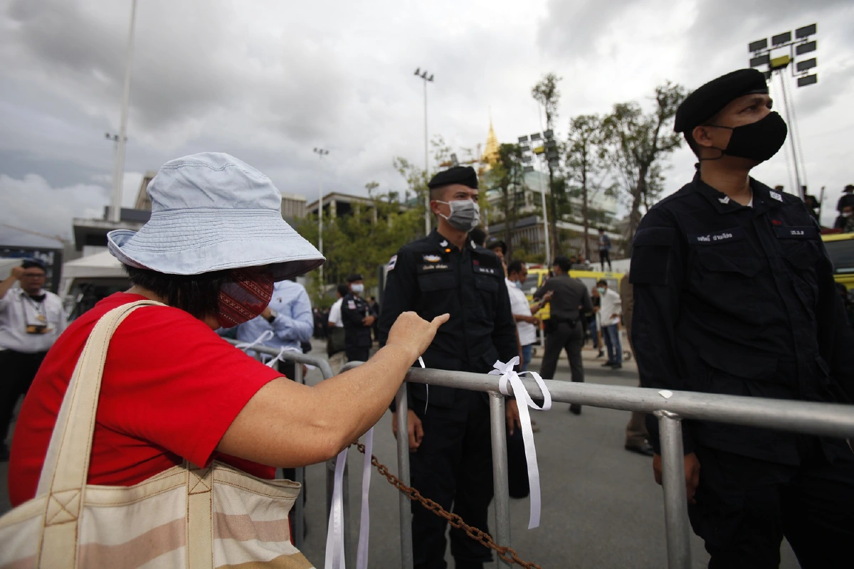 ม็อบปิดทางเข้าออกรัฐสภาตรวจเช็กห้ามส.ว.ออก