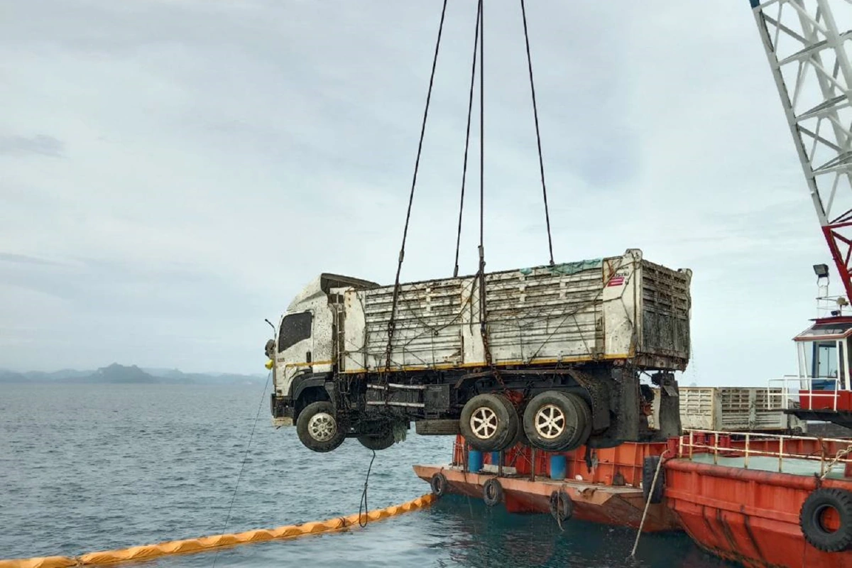 กู้เรือเฟอร์รี่ราชา4ล่มคืบ ยกรถบรรทุกขยะจมได้ครบ3คัน