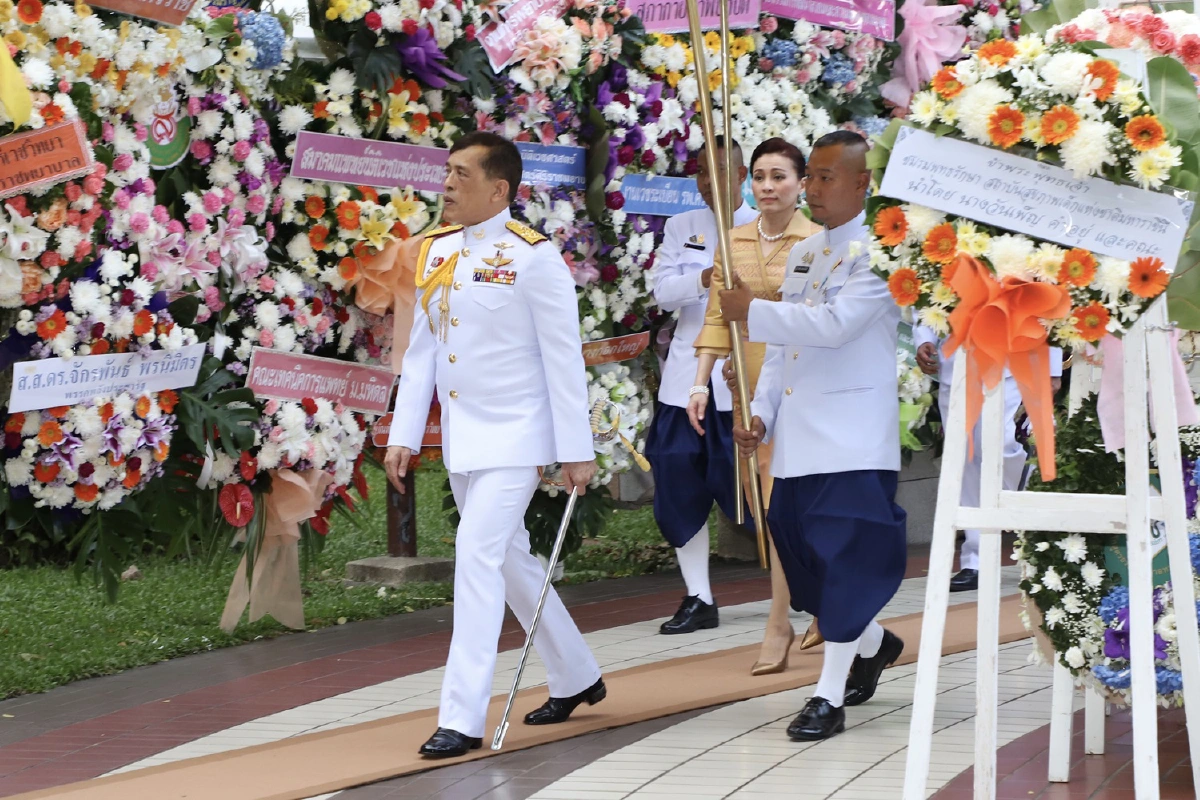 ในหลวง-พระราชินีทรงวางพวงมาลาวันมหิดล