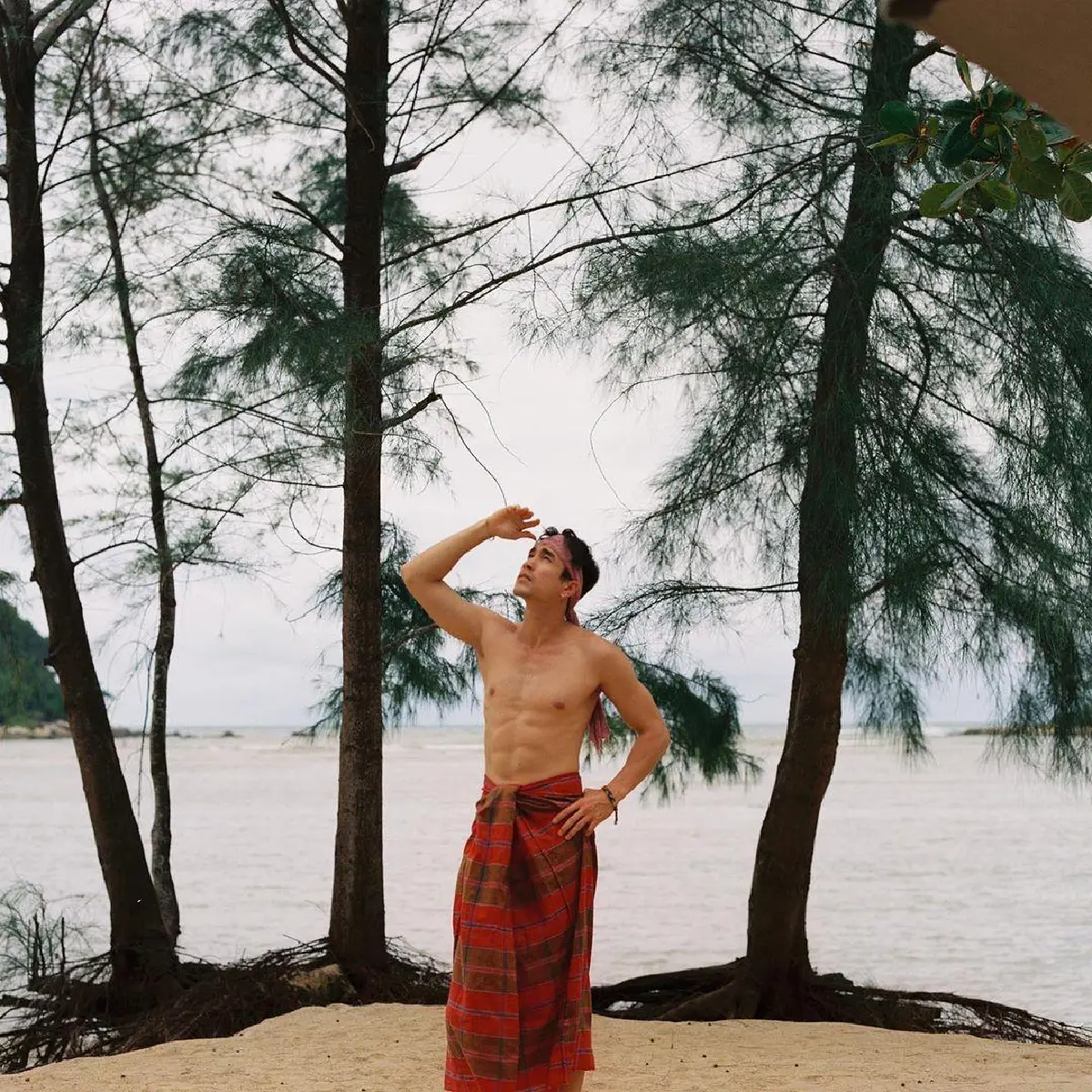 พระเอกสายชิล ณเดชน์ คูกิมิยะ นุ่งโสร่งโพสท่าอวดหุ่นล่ำริมทะเล