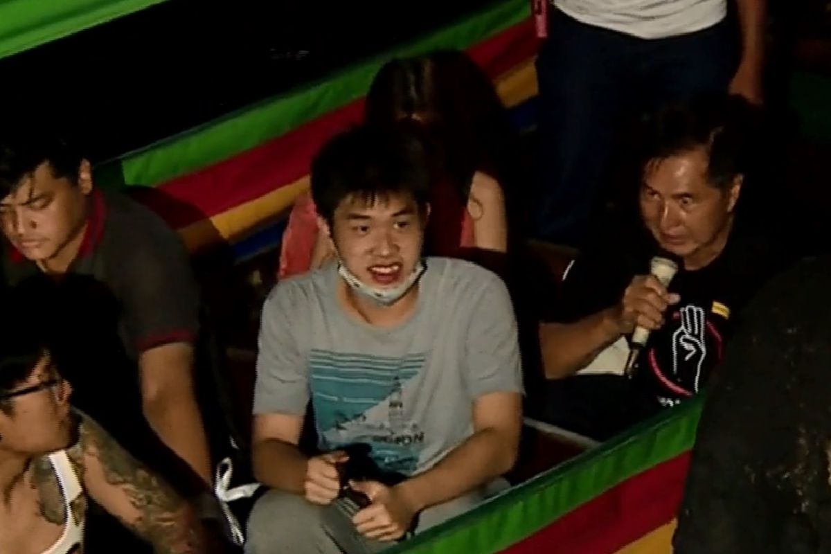 ม็อบ"ปลดแอก"นั่งเรือหางยาวกดดันรัฐสภาลงมติรับหลักการแก้รธน. ม็อบ"ปลดแอก"นั่งเรือหางยาวกดดันรัฐสภาลงมติรับหลักการแก้รธน.