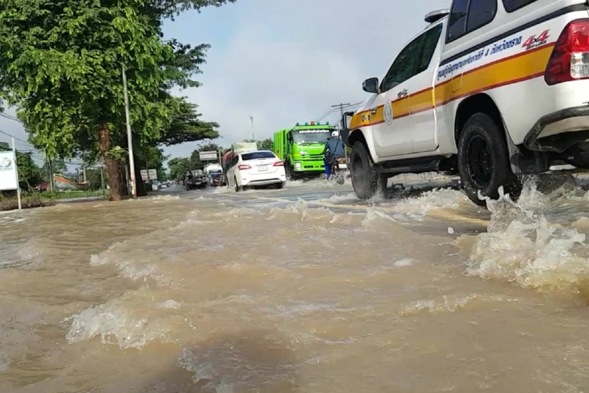 ปราจีนบุรีฝนตกหนัก น้ำป่าเขาใหญ่หลากท่วมต้องแบกโลงศพหนี
