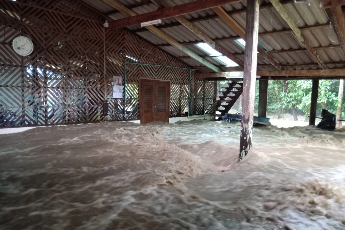 ฝนกระหน่ำทองผาภูมิน้ำป่าไหลเชี่ยวกรากท่วมวัดดังเร่งขนย้ายข้าวของขึ้นที่สูง