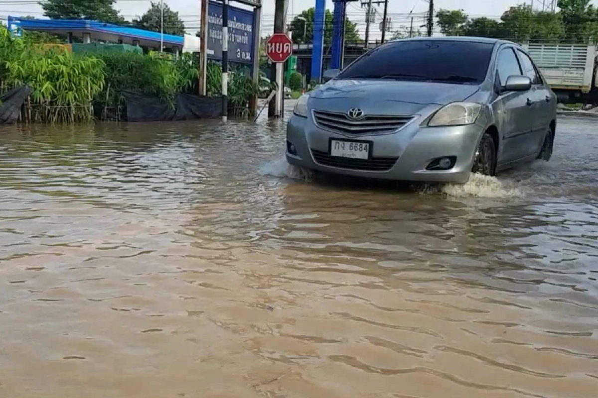 ปราจีนบุรีฝนตกหนัก น้ำป่าเขาใหญ่หลากท่วมต้องแบกโลงศพหนี