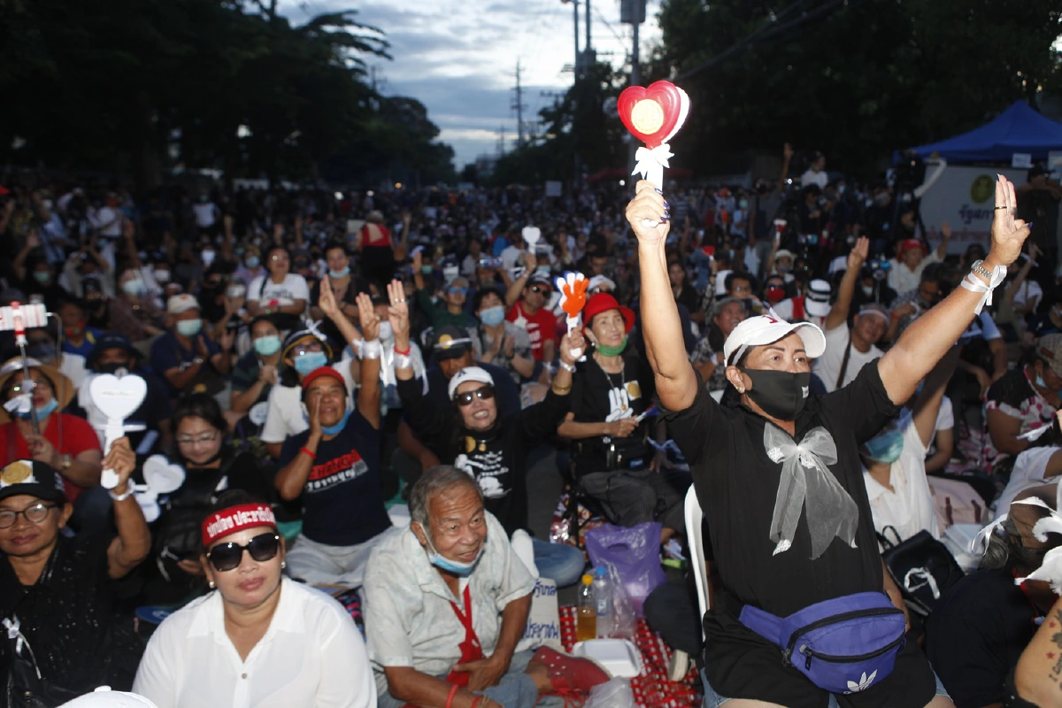 ม็อบปิดทางเข้าออกรัฐสภาตรวจเช็กห้ามส.ว.ออก