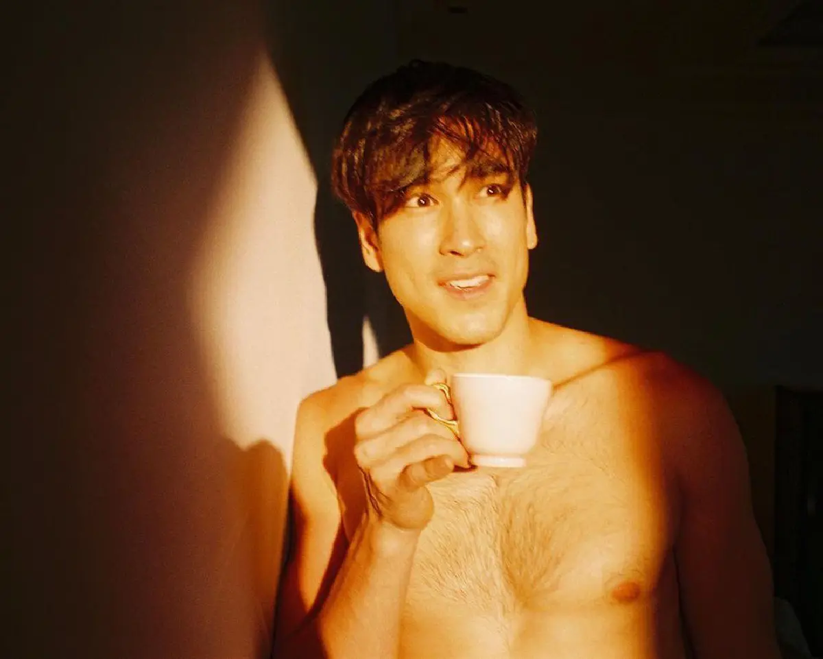 พระเอกสายชิล ณเดชน์ คูกิมิยะ นุ่งโสร่งโพสท่าอวดหุ่นล่ำริมทะเล