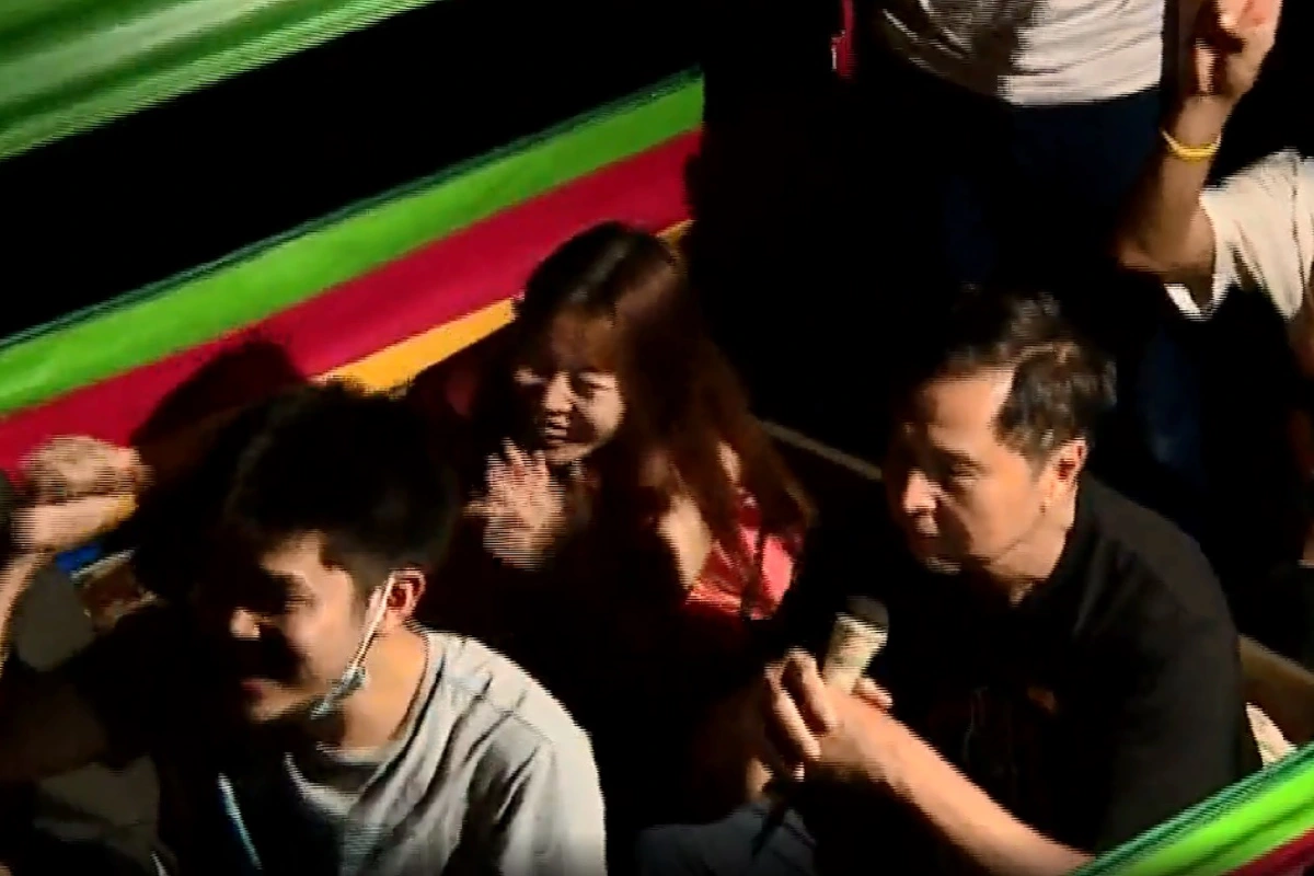 ม็อบ"ปลดแอก"นั่งเรือหางยาวกดดันรัฐสภาลงมติรับหลักการแก้รธน.