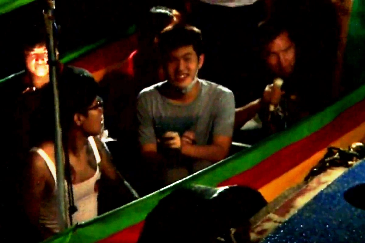 ม็อบ"ปลดแอก"นั่งเรือหางยาวกดดันรัฐสภาลงมติรับหลักการแก้รธน.