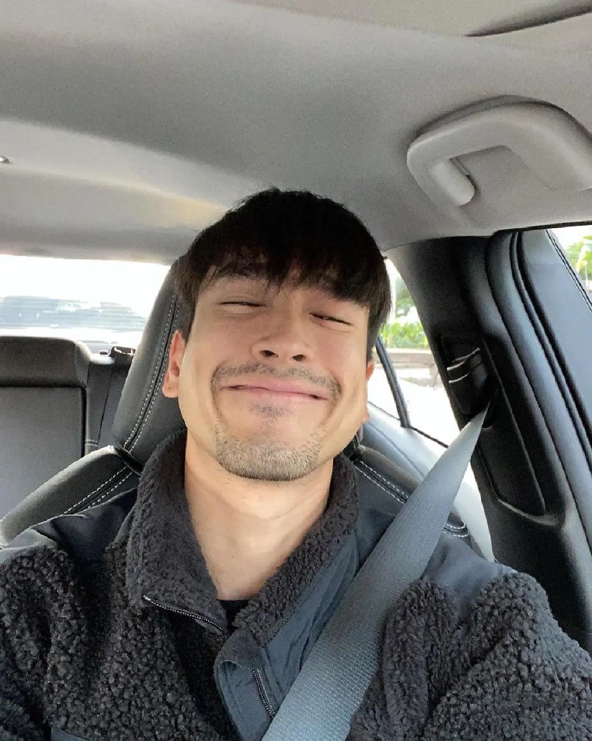 พระเอกสายชิล ณเดชน์ คูกิมิยะ นุ่งโสร่งโพสท่าอวดหุ่นล่ำริมทะเล