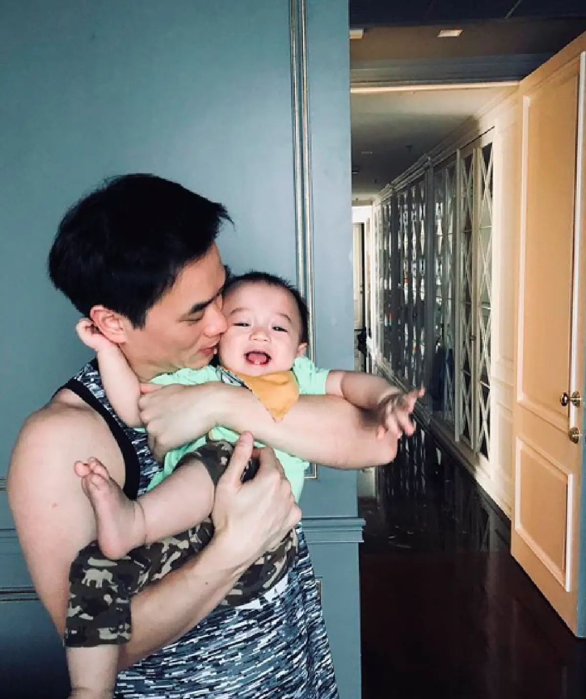 “น้องพายุ" โพสท่าตาม "พ่อน็อต วิศรุต" ถอดแบบออกมาเป๊ะ ได้กระแสตอบรับดีมาก