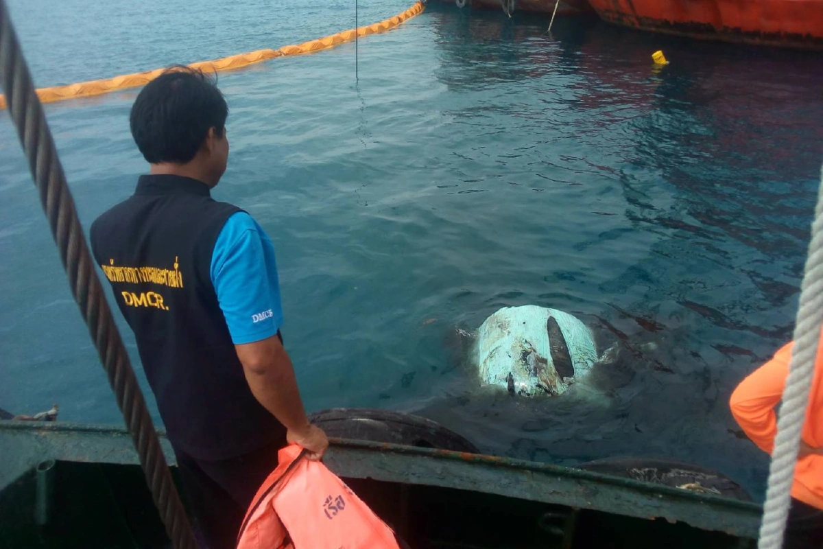 กู้เรือเฟอร์รี่ราชา4ล่มคืบ ยกรถบรรทุกขยะจมได้ครบ3คัน