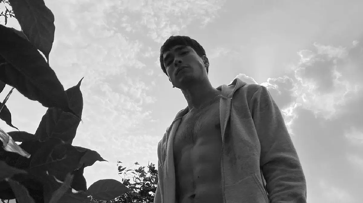 พระเอกสายชิล ณเดชน์ คูกิมิยะ นุ่งโสร่งโพสท่าอวดหุ่นล่ำริมทะเล