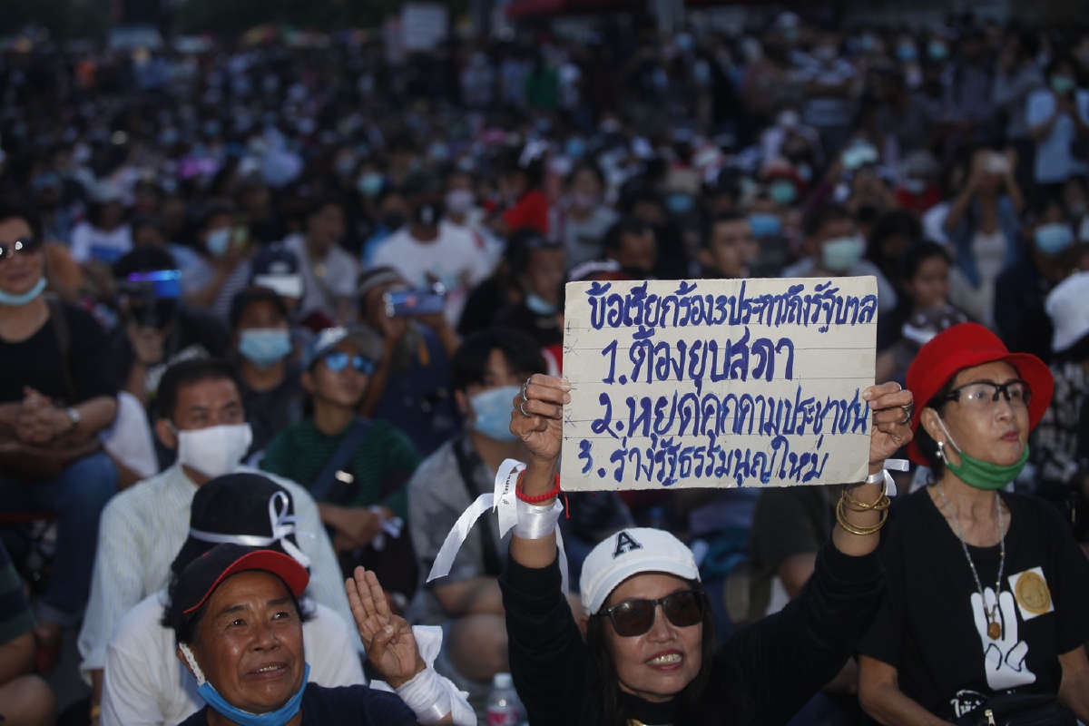 ม็อบปิดทางเข้าออกรัฐสภาตรวจเช็กห้ามส.ว.ออก ม็อบปิดทางเข้าออกรัฐสภาตรวจเช็กห้ามส.ว.ออก