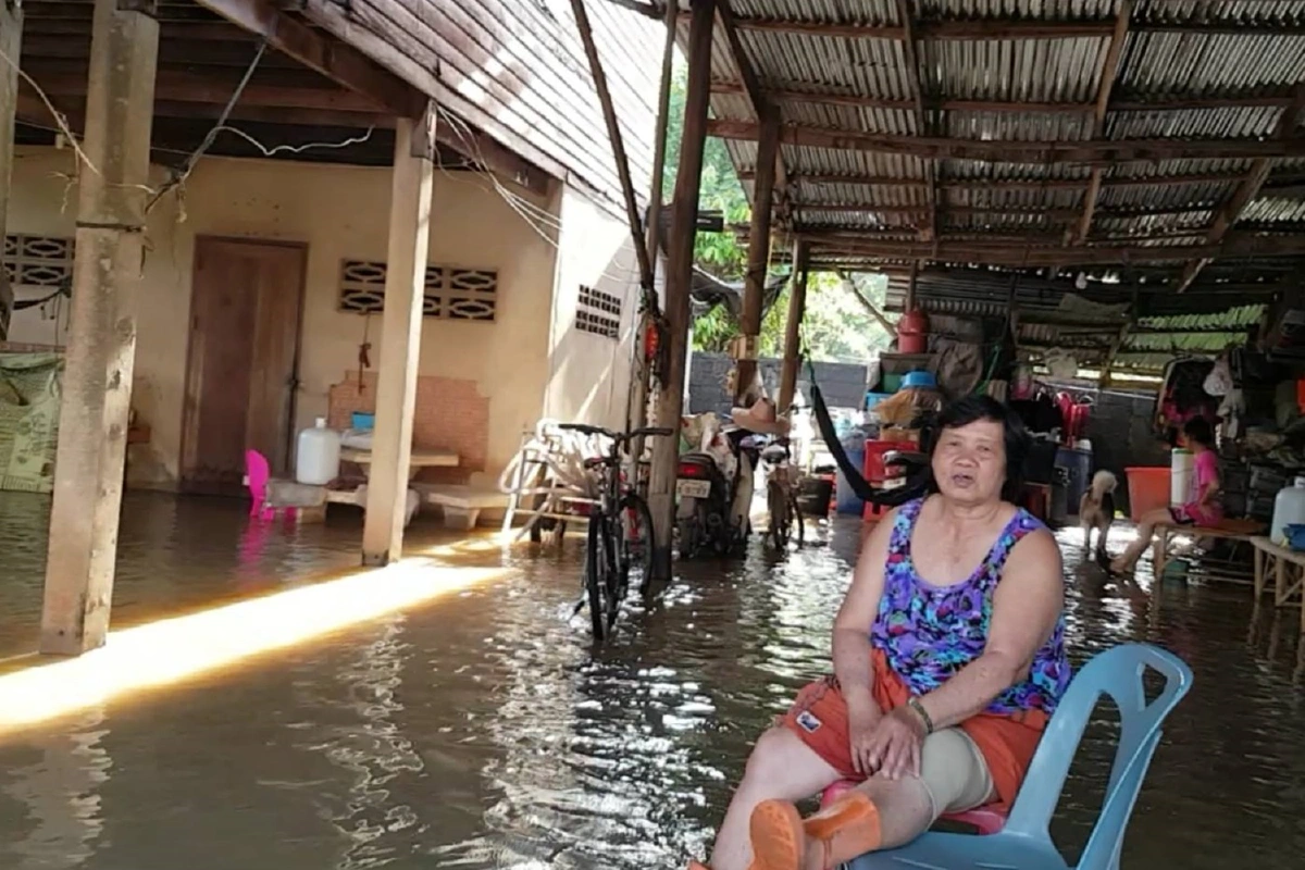 ปราจีนบุรีฝนตกหนัก น้ำป่าเขาใหญ่หลากท่วมต้องแบกโลงศพหนี