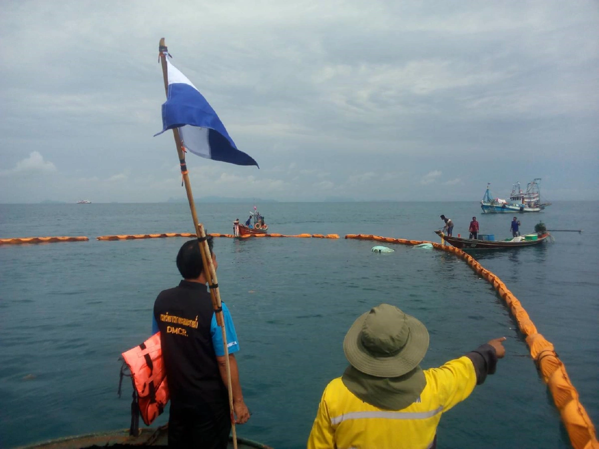 กู้เรือเฟอร์รี่ราชา4ล่มคืบ ยกรถบรรทุกขยะจมได้ครบ3คัน