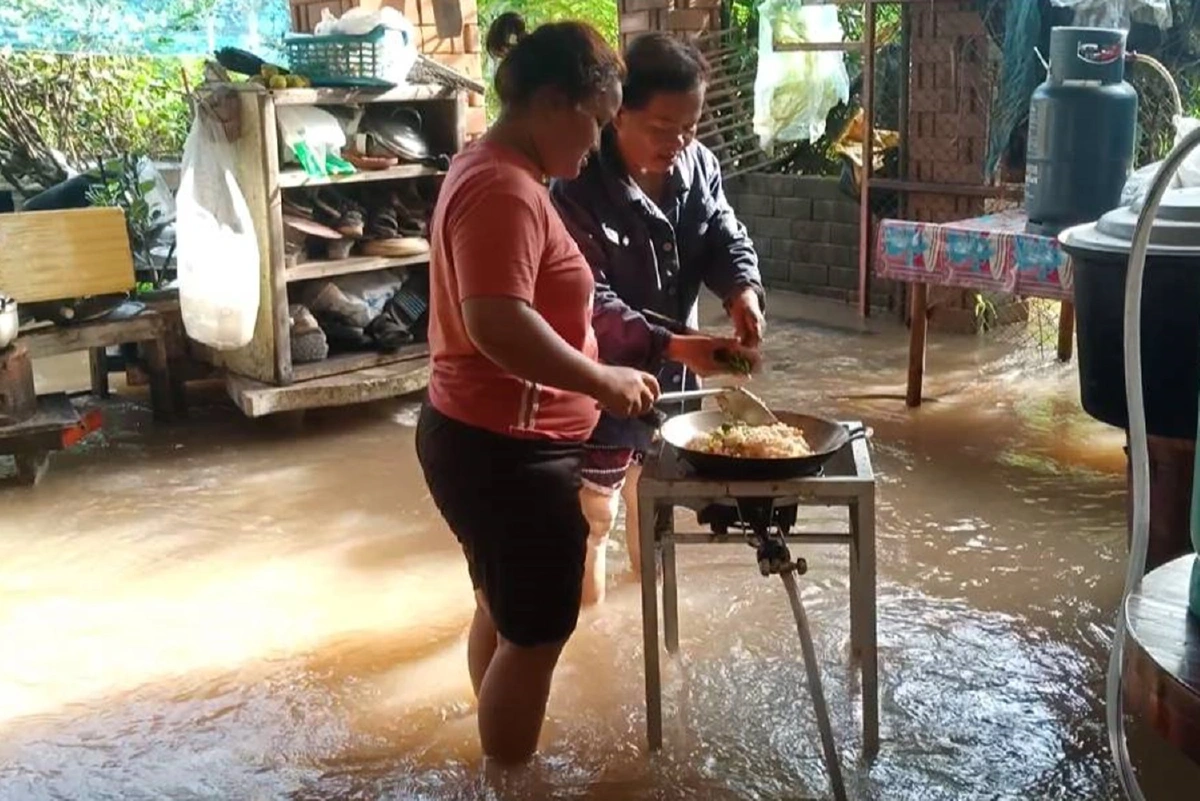 ปราจีนบุรีฝนตกหนัก น้ำป่าเขาใหญ่หลากท่วมต้องแบกโลงศพหนี