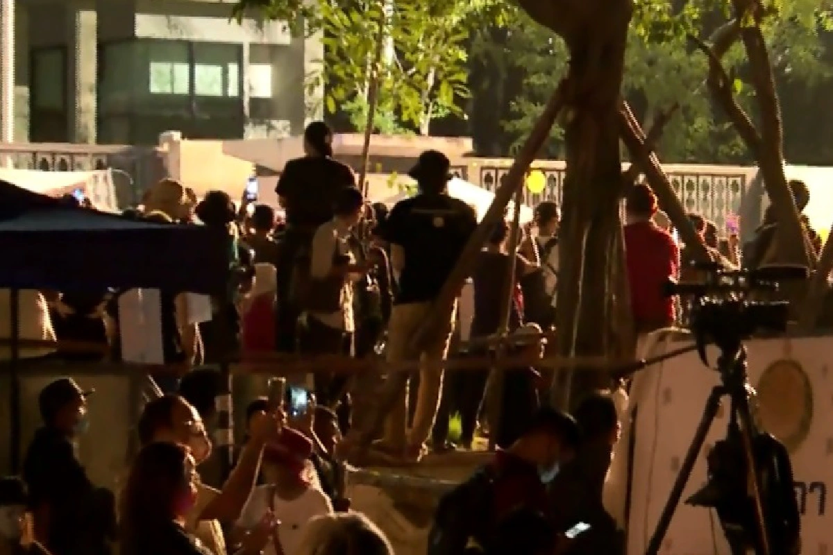 หวิดป่วน! คุณป้าปีนประตูรัฐสภา พลาดท่าเจ็บ