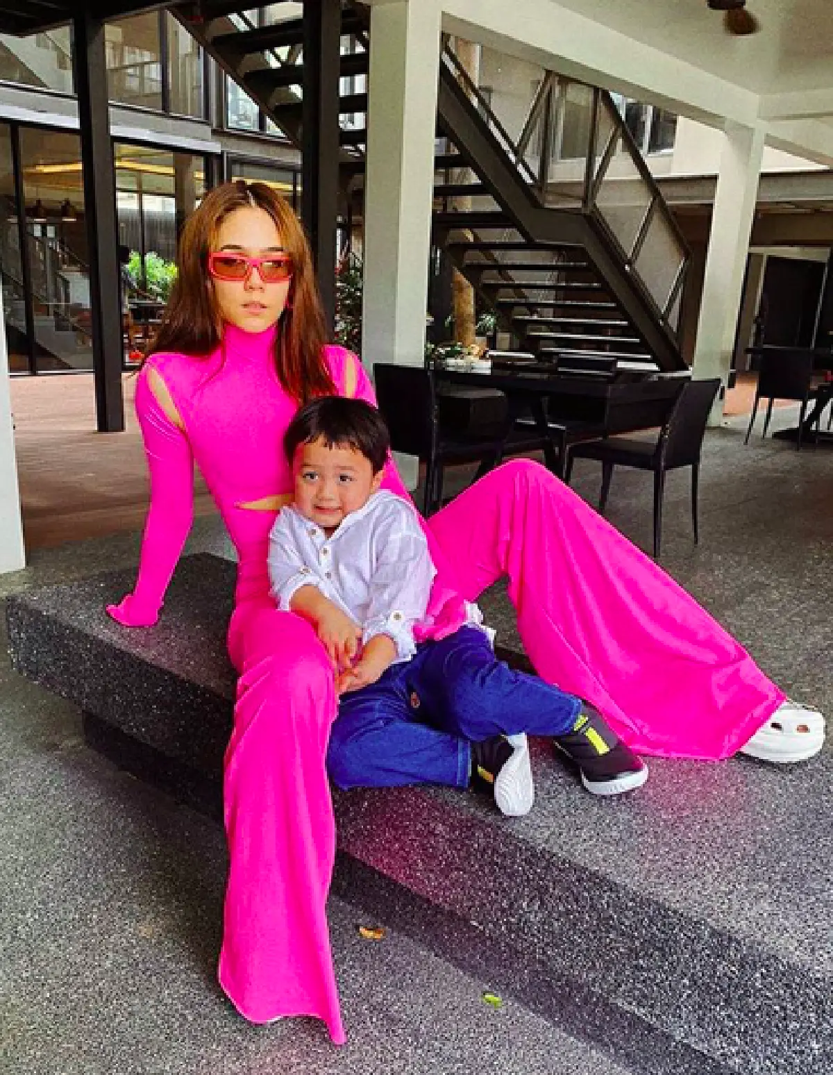 “น้องพายุ" โพสท่าตาม "พ่อน็อต วิศรุต" ถอดแบบออกมาเป๊ะ ได้กระแสตอบรับดีมาก