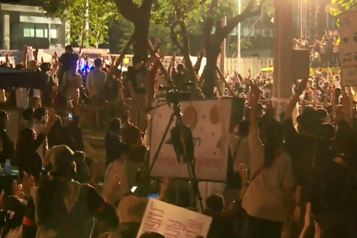 หวิดป่วน! คุณป้าปีนประตูรัฐสภา พลาดท่าเจ็บ