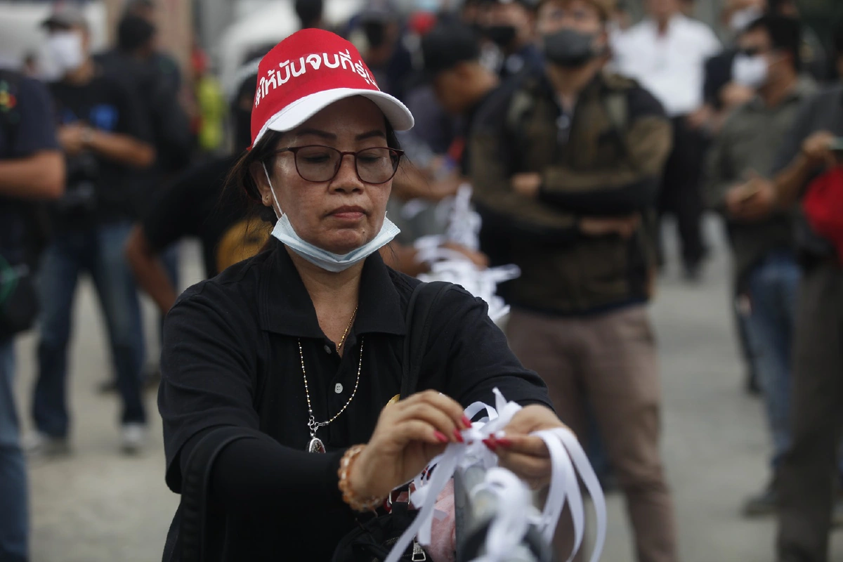 ม็อบปิดทางเข้าออกรัฐสภาตรวจเช็กห้ามส.ว.ออก