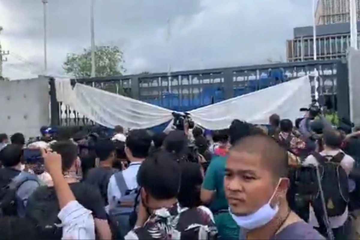 ม็อบพรึ่บ! ชุมนุมหน้ารัฐสภา เรียกร้องแก้รธน.ตั้งส.ส.ร.ปิดสวิตซ์ส.ว.