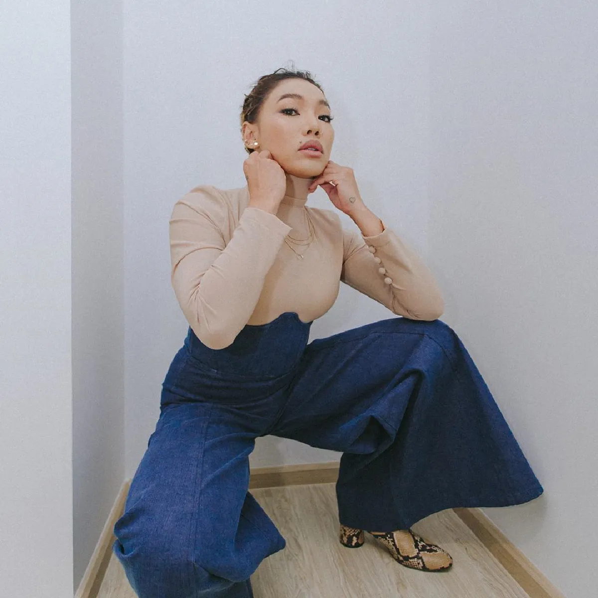 ดา เอ็นโดรฟิน กับชุดสูทแหวกลึก..อวดรอยสักใหม่กลางหน้าอก 