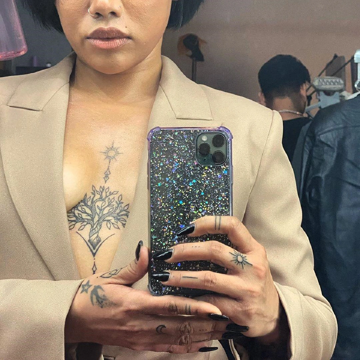 ดา เอ็นโดรฟิน กับชุดสูทแหวกลึก..อวดรอยสักใหม่กลางหน้าอก 