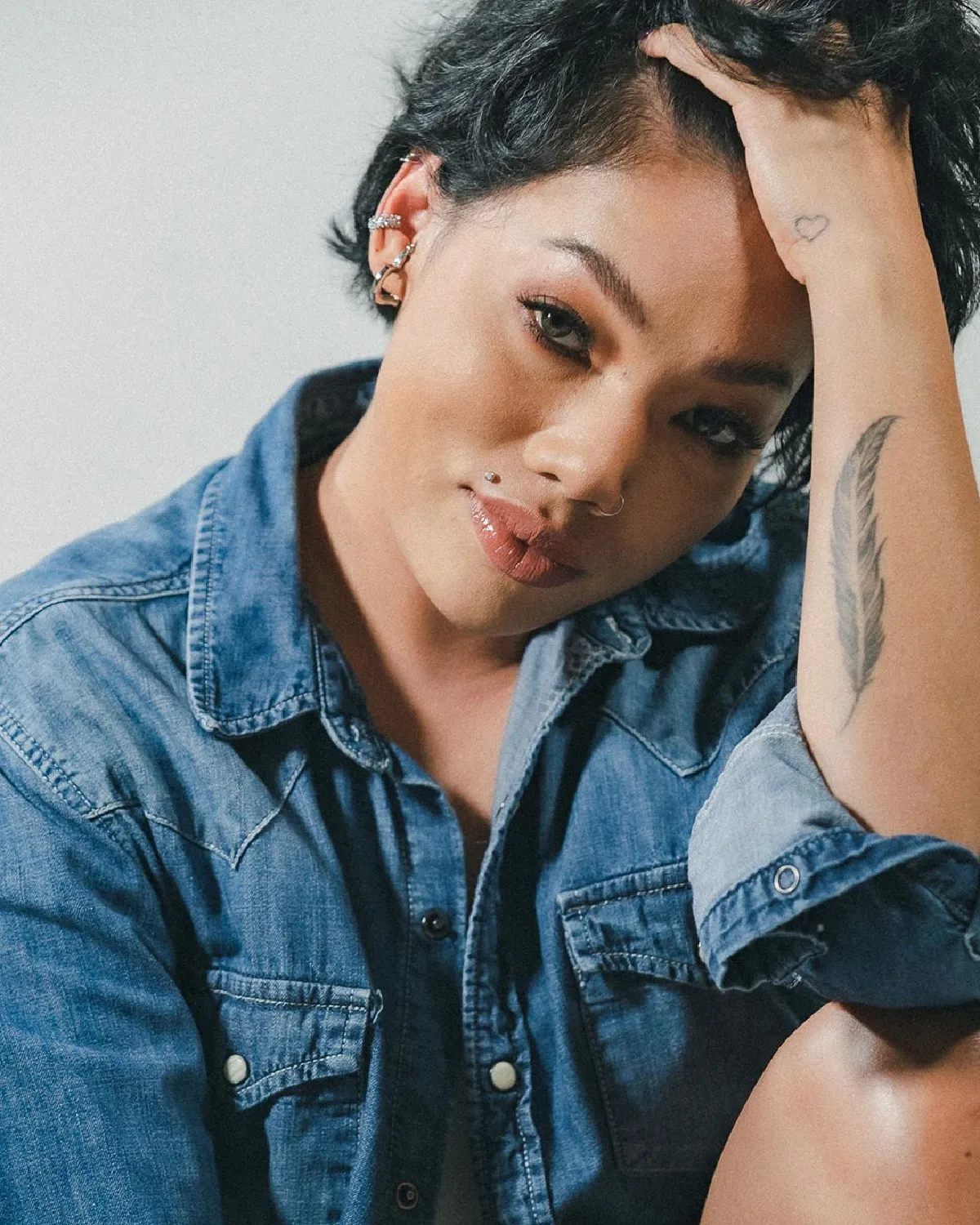 ดา เอ็นโดรฟิน กับชุดสูทแหวกลึก..อวดรอยสักใหม่กลางหน้าอก 