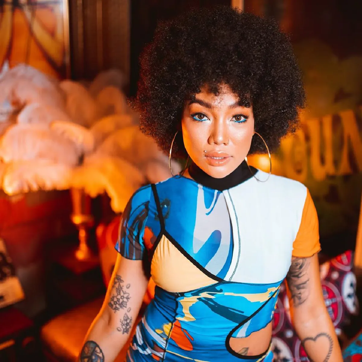 ดา เอ็นโดรฟิน กับชุดสูทแหวกลึก..อวดรอยสักใหม่กลางหน้าอก 